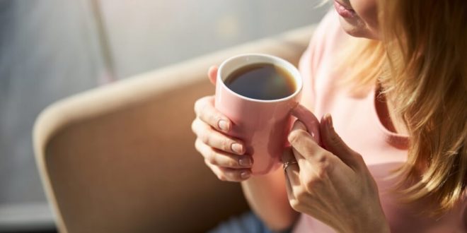 كيف يؤثر الكافيين على بشرتك؟ طبيب أمراض جلدية يجيب