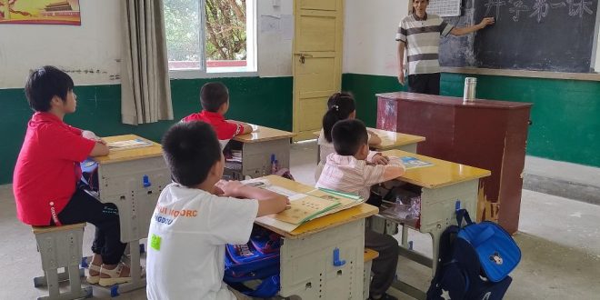 مدرسة صغيرة فى أعماق جبال باييون بمعلمين و5 تلاميذ فقط