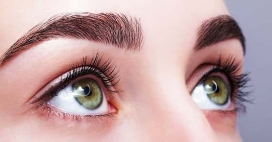 زيت الخروع وشرب الماء.. خطوات تعيد جمال الحاجب بشكل كثيف طبيعى