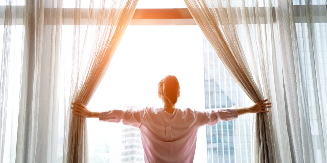 عادات صباحية تساعد على إنقاص وزنك.. ابدأ يومك بكوب من الماء والتعرض للشمس