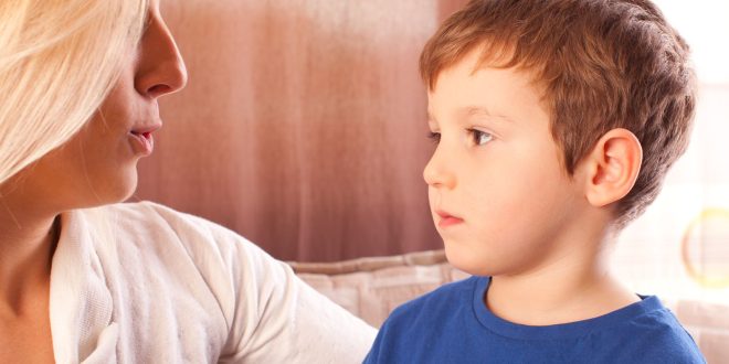 كيف تعلم طفلك التحدث بأدب مع الجميع؟
