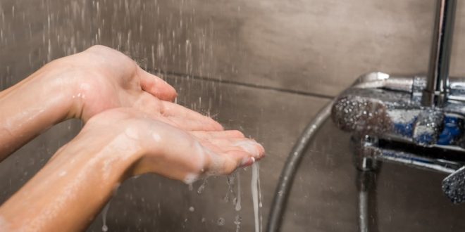 ماذا يحدث في جسمك عند الاستحمام قبل النوم مباشرة؟