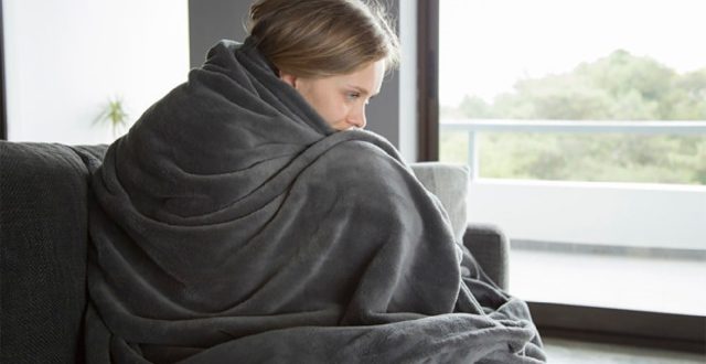 هل تشعر ببرودة جسمك بشكل مفاجىء؟.. 4 أسباب وراء ذلك أبرزها الأنيميا