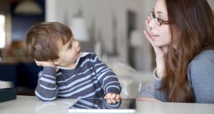 كيف تعلم طفلك أن يخفض صوته عند التحدث مع الآخرين؟