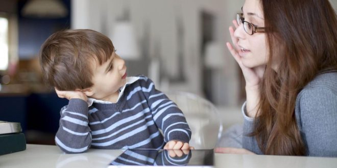 كيف تعلم طفلك أن يخفض صوته عند التحدث مع الآخرين؟