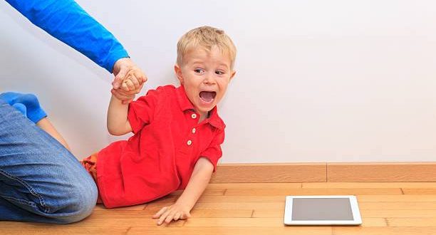 أخلاقنا الجميلة.. 5 طرق تساعد ابنك المراهق للتخلي عن العناد