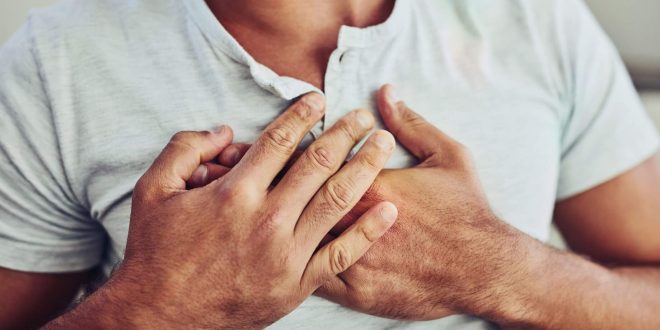 ألم الصدر عند التنفس.. لماذا تشعر به؟