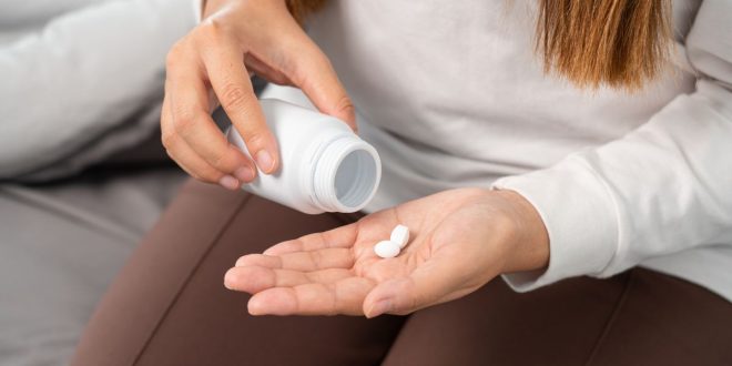 الوقوف أم الجلوس أم الاستلقاء؟ أفضل طريقة لتناول دوائك