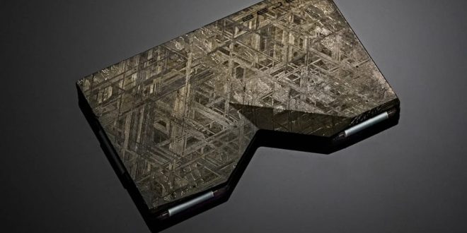 علامة تجارية تصمم محفظة فريدة من بقايا نيزك