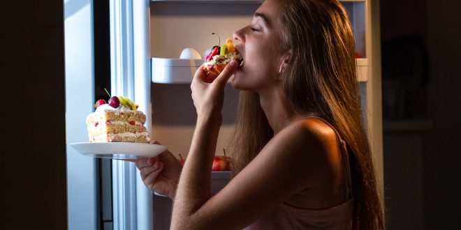 كيف يزيد تناول الطعام ليلا من مخاطر السمنة؟