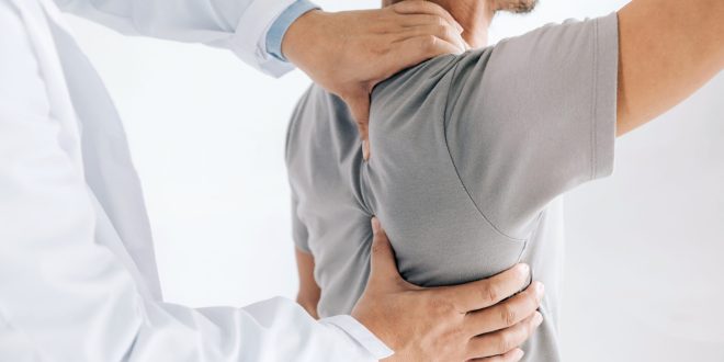 ماذا تعرف عن الحدبة خلف الكتفين وطرق علاجها؟