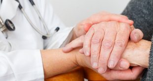 6 علامات تشير لإصابتك بمرض باركنسون أبرزها رعشة اليد وتيبس العضلات