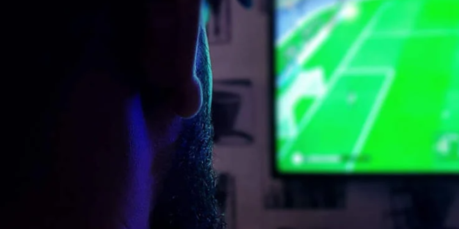 صينى يصاب بالشلل فى وجهه بعد سهره لمشاهدة مباريات كأس العالم أسبوعًا دون نوم