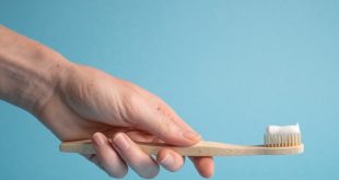 طريقة تنظيف فرشاة الأسنان لحمايتها من الجراثيم