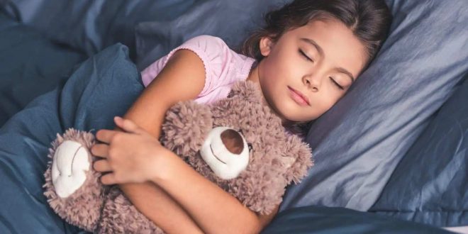 كيف تعلمين طفلك النوم بمفرده في غرفته؟ استشارية نفسية تجيب