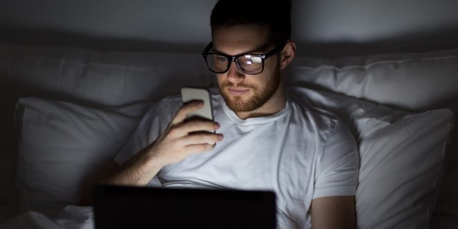 كيف يؤثر النظر إلى شاشة هاتفك على عينيك؟