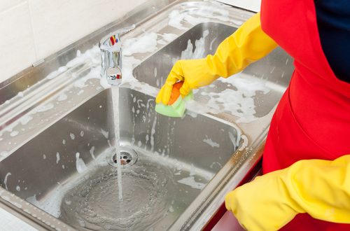 4 أشياء يجب ألا تتركيها في حوض المطبخ.. بقايا القهوة وقشر البيض الأسوأ