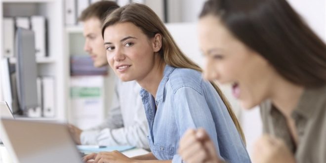 5 إشارات فى لغة الجسد تكشف لك حقيقة مشاعر زميلك بالعمل