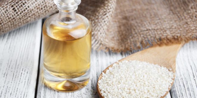 5 وصفات طبيعية للبشرة الدهنية بزيت السمسم