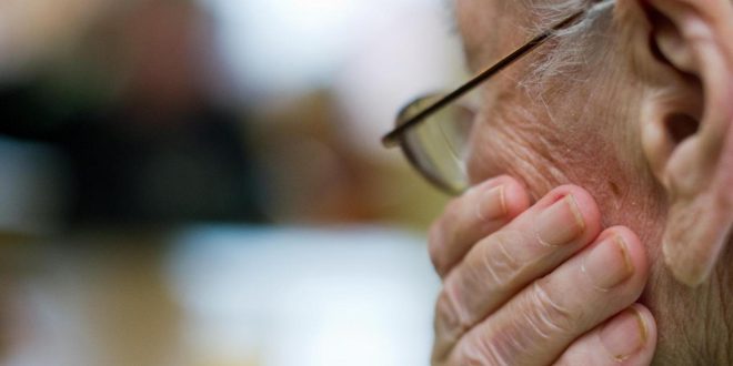 تعرف على الأعراض الأقل شهرة للخرف.. منها فقدان الثقة والابتعاد عن الأصدقاء