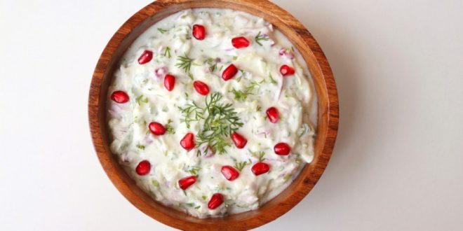 سلطة الرمان بالزبادي
