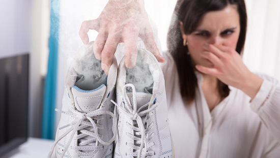 طرق التخلص من رائحة الحذاء الكريهة الناتجة عن الأمطار أو أسباب أخرى