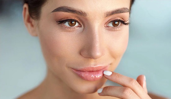 طرق طبيعية لعلاج مشكلة الشفاه الداكنة