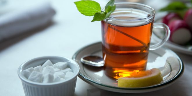 كيف يساعد الشاى الأخضر والأسود فى التخلص من الدهون الحشوية؟