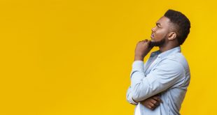 لماذا ننظر عادةً للأعلى عند التفكير في شيء ما؟