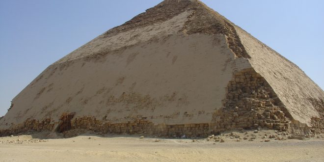 ما هو سر تسمية الهرم المائل بهذا الاسم؟ وقصة بنائه؟