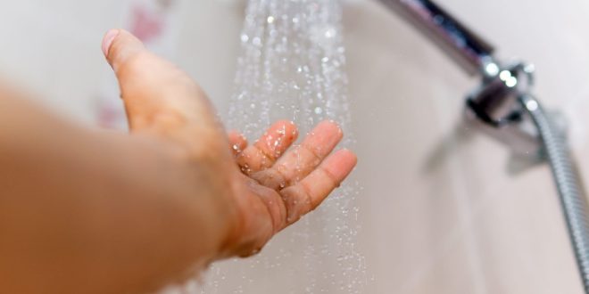 الدش البارد مقابل الدش الساخن.. أيهما أفضل ولماذا؟