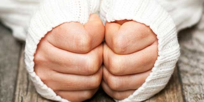 دراسة: برودة اليدين والقدمين تتنبئ بـ نقص الحديد بالجسم