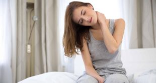 نصائح تساعدك فى علاج آلام الرقبة.. منها تقليل استخدام الموبايل