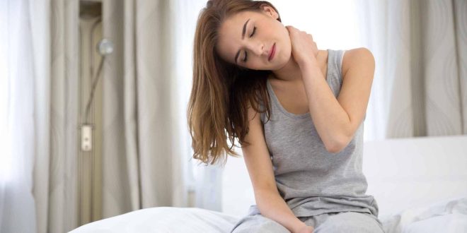نصائح تساعدك فى علاج آلام الرقبة.. منها تقليل استخدام الموبايل