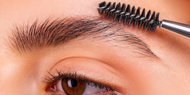 وصفات طبيعية لتكثيف الحواجب.. من زيت الخروع لجل الصبار