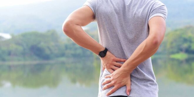5 عادات خاطئة تسبب ألم الظهر بعد سن الأربعين