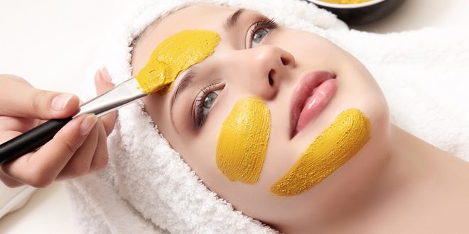 5 ماسكات لبشرة أجمل كل صباح.. العسل والكركم أشهرها