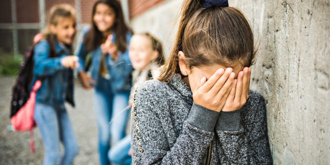 7 خطوات لتعليم الطفل كيفية التعامل مع المتنمرين.. أهمها الهدوء