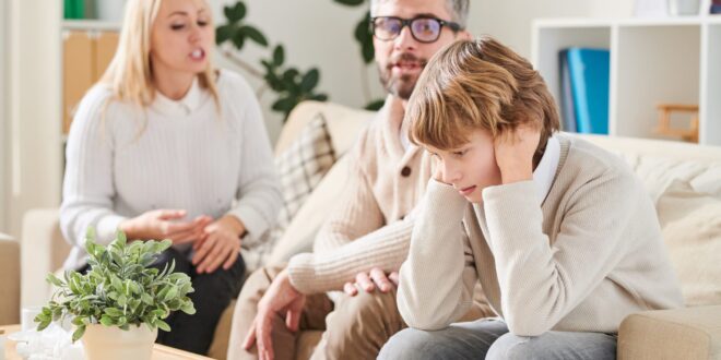 أضرار ضغط الآباء على أبنائهم طوال الوقت.. أبرزها التوتر واللجوء للغش