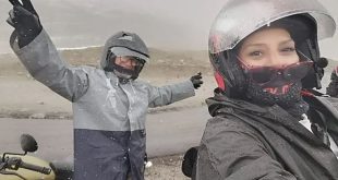 رحالة سعودية تجوب المملكة على دراجة نارية بصحبة زوجها الهندي