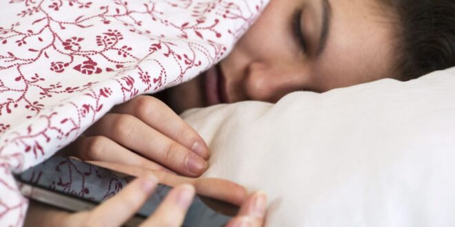 عادات سيئة للنوم يجب التخلص منها.. منها استخدام الأجهزة الإلكترونية