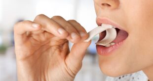 ماذا يحدث فى جسمك عند ابتلاع العلكة وهل تشكل خطرا لصحتك