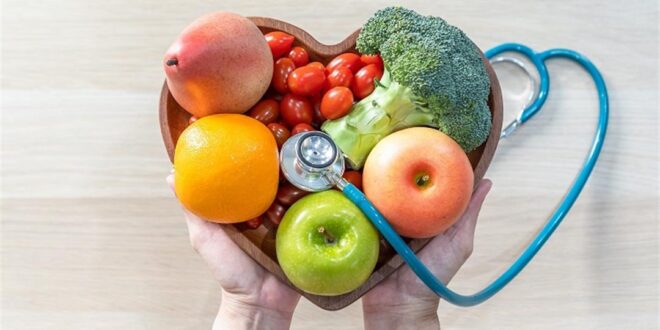 تناول المكسرات والتفاح وزيت الزيتون قد يساهم فى خفض مستويات الكولسترول