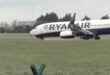 لحظات مرعبة.. شرارات تتطاير من طائرة أثناء الهبوط بعد انهيار العجلة الأمامية