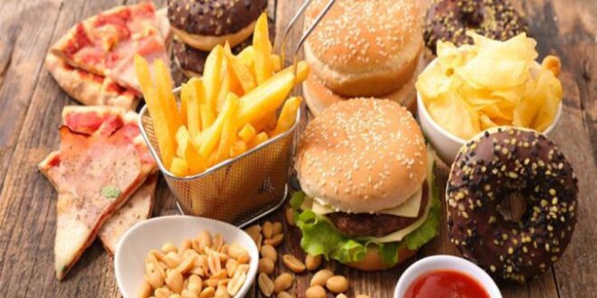 ماذا يحدث لجسمك عند تناول الوجبات السريعة في العيد؟