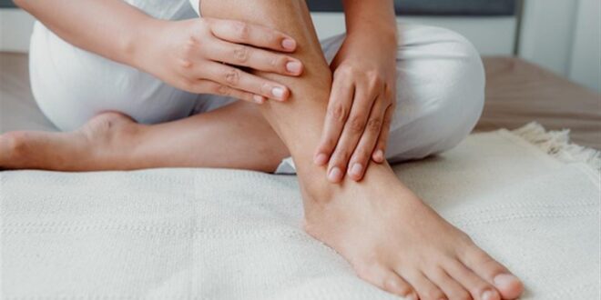 أسباب انتفاخ الساق أسفل الركبة.. كيف يمكن علاجه؟