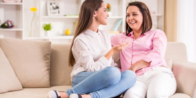 4 عادات مهمة على الأم اتباعها أثناء تربية فتاتها