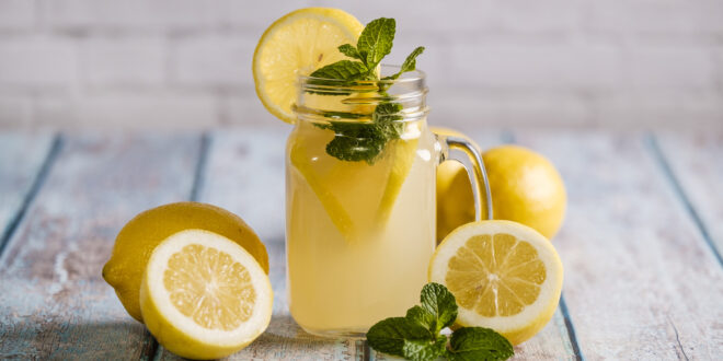 كيف يساعد ماء الليمون على إنقاص الوزن؟