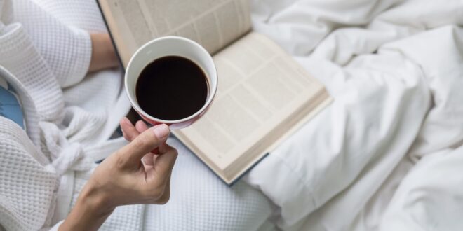لو بتعانى من الانتفاخ.. أضف القليل من القرفة لفنجان القهوة فى الصباح