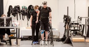 مصاب بالشلل يمشى مجددا باستخدام جهاز يعيد ربط الدماغ بالعضلات